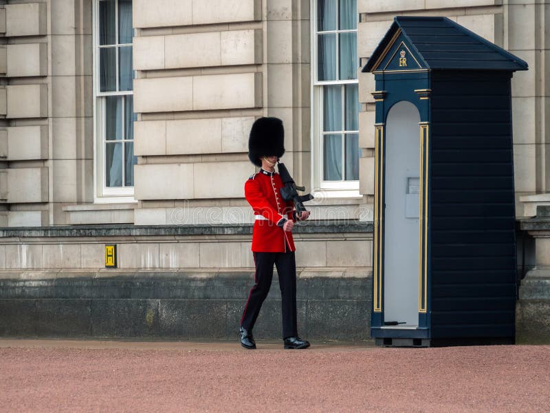 English Guard Patrolling At Buckingham Palace Editorial Image Image